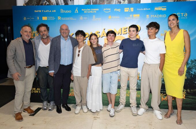 Foto de familia de Carnero y Blanca Jiménez con los protagonistas de la película 