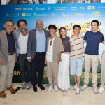Foto de familia de Carnero y Blanca Jiménez con los protagonistas de la película 