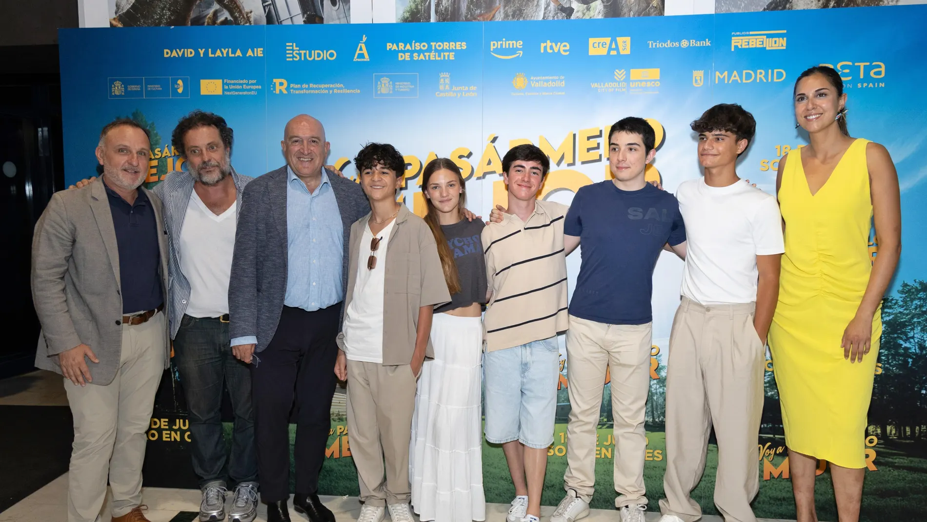 Foto de familia de Carnero y Blanca Jiménez con los protagonistas de la película