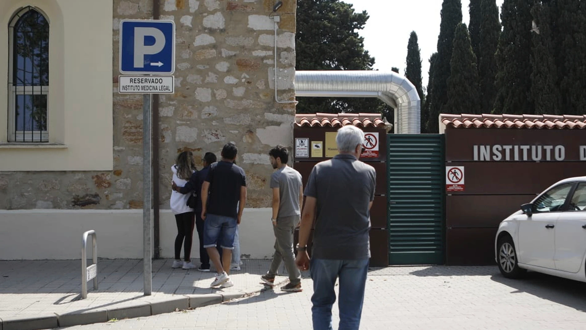 Several people arrive at the forensic anatomical institute, where the bodies of the Liverpool player Diogo Jota and his brother killed in a car accident are being held, in the northwestern city of Zamora, Spain, Thursday, July 3, 2025. (AP Photo/Paloma V. Escarpa)