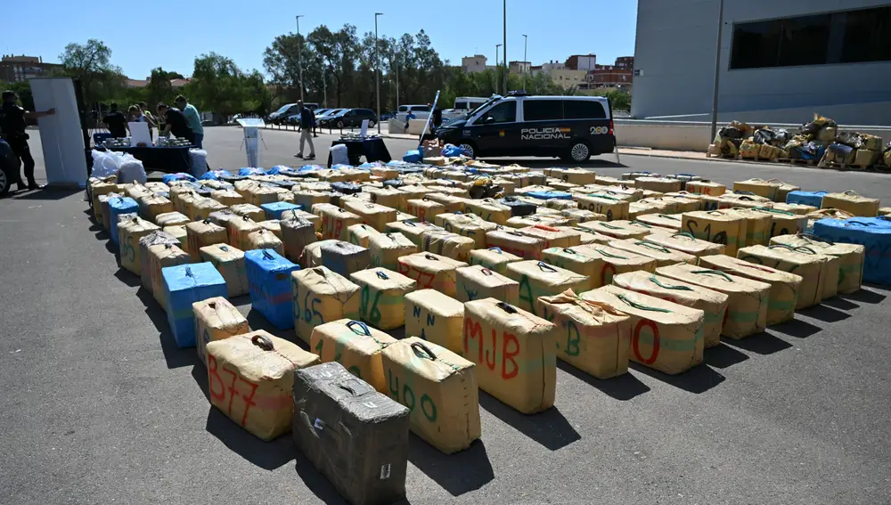 Ocho detenidos en Almería y Torremolinos por alijar 15 toneladas de hachís entre sandías