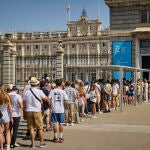 Turistas en plena ola de calor a principios de Julio en la ciudad de Madrid. Los turistas intentan resguardars