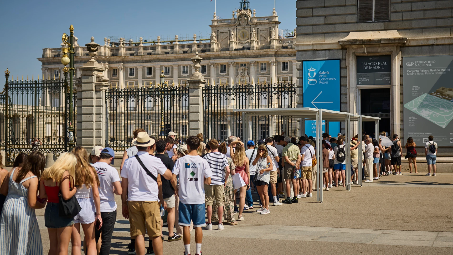 Turistas en plena ola de calor a principios de Julio en la ciudad de Madrid. Los turistas intentan resguardarse de las altas temperaturas que estos días hace en la capital. © Alberto R. Roldán / Diario La Razón. 03 07 2025