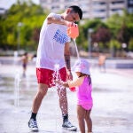 Familias refrescándose en el parque Santander de Madrid durante la ola de calor@ Gonzalo Pérez 