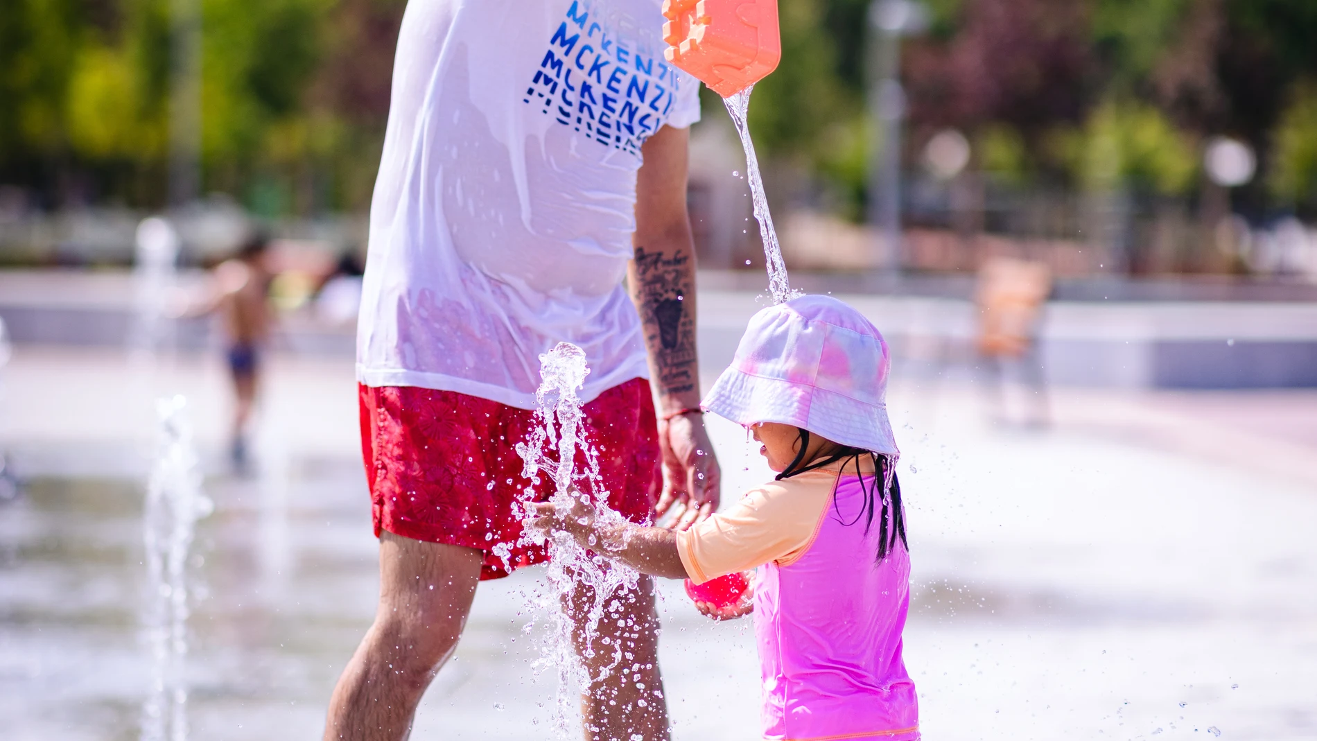 Familias refrescándose en el parque Santander de Madrid durante la ola de calor@ Gonzalo Pérez
