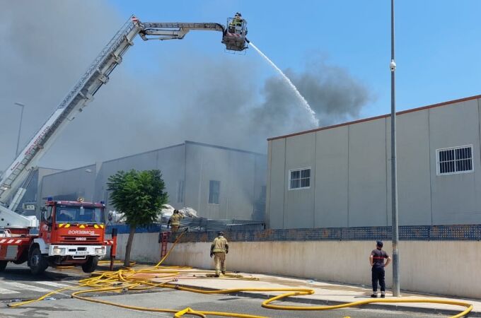 Dan por controlado el incendio en una empresa de reciclaje de plásticos de Fortuna (Murcia)