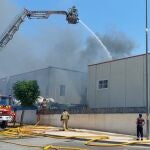 Dan por controlado el incendio en una empresa de reciclaje de plásticos de Fortuna (Murcia)