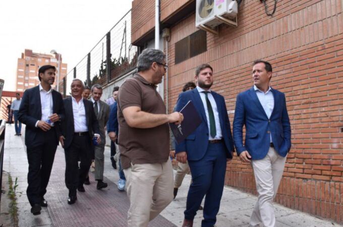 El consejero de Fomento, Nacho Hernando, junto al alcalde de Toledo, Carlos Velázquez.