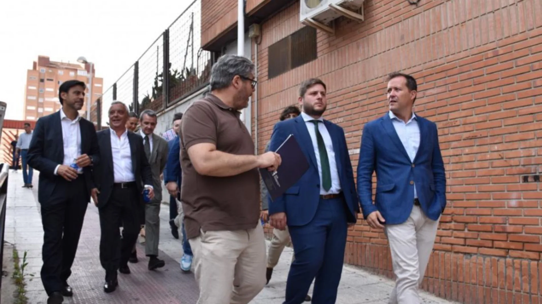 El consejero de Fomento, Nacho Hernando, junto al alcalde de Toledo, Carlos Velázquez.