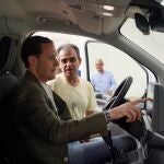 El presidente de la Diputación de Valladolid, Conrado Íscar, en una de las furgonetas