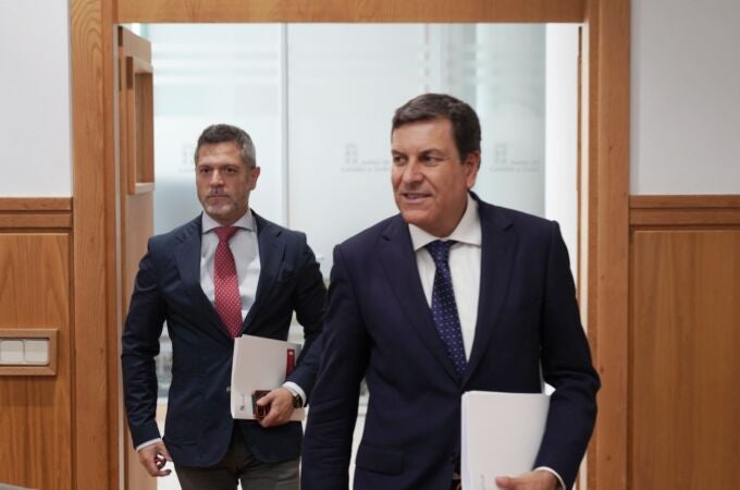 El portavoz de la Junta, Carlos Fernández Carriedo, y el director de Comunicación, Julio López, antes de explicar los acuerdos del Consejo de Gobierno