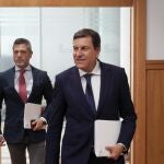 El portavoz de la Junta, Carlos Fernández Carriedo, y el director de Comunicación, Julio López, antes de explicar los acuerdos del Consejo de Gobierno