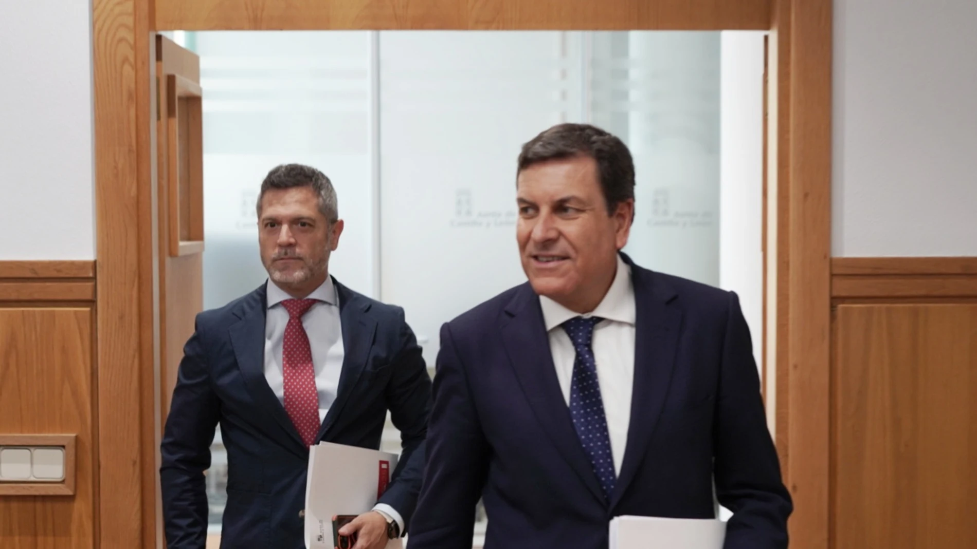 El portavoz de la Junta, Carlos Fernández Carriedo, y el director de Comunicación, Julio López, antes de explicar los acuerdos del Consejo de Gobierno