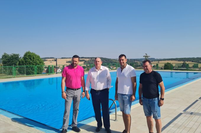 El presidente de la Diputación de Zamora, Javier Faúndez, visita la piscina municipal de Alcañices