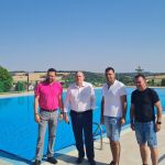 El presidente de la Diputación de Zamora, Javier Faúndez, visita la piscina municipal de Alcañices