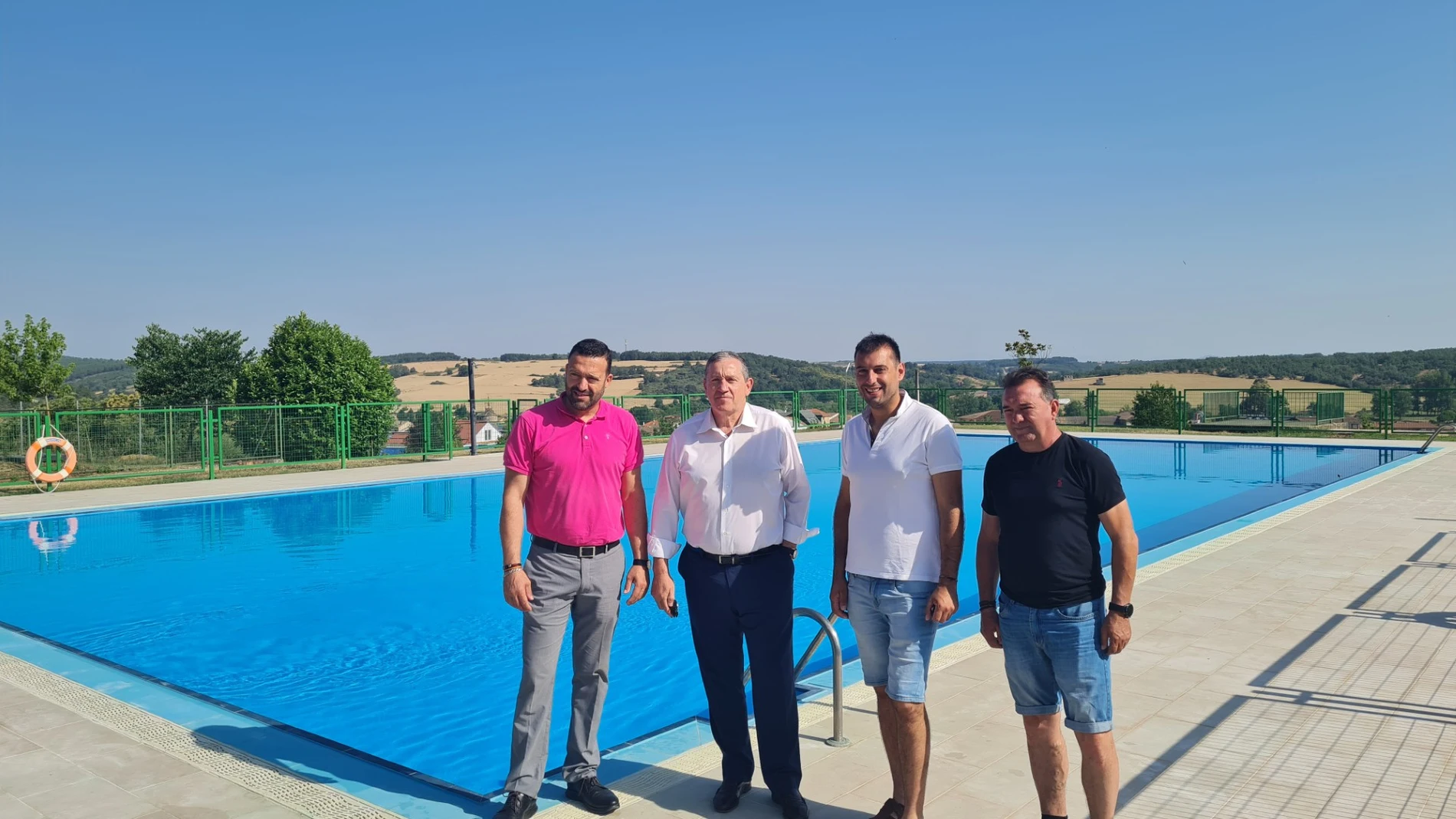 El presidente de la Diputación de Zamora, Javier Faúndez, visita la piscina municipal de Alcañices