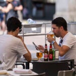 Turistas en el centro de Madrid un día de calor. David Jar