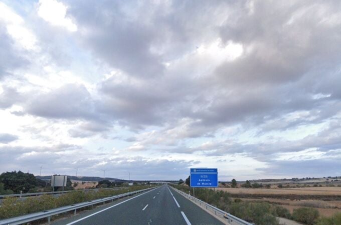 Sucesos.- El vuelco de un camión cisterna con butano causa el corte total del tráfico en la A-30 a su paso por Albacete