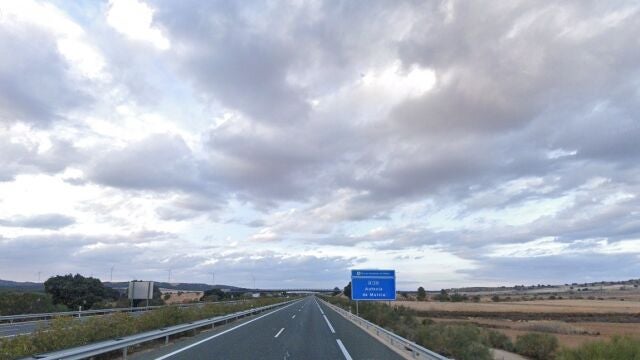 Sucesos.- El vuelco de un camión cisterna con butano causa el corte total del tráfico en la A-30 a su paso por Albacete