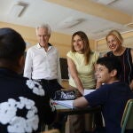 Rocío Lucas conversa con alumnos de ese programa en el Centro de Educación Infantil y Primaria (CEIP) ‘Manuel Ruiz Zorrilla’ en la localidad soriana de El Burgo de Osma junto a Luis Domingo Gonzáez y Yolanda de Gregorio, entre otros