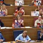 Los diputados del PP exhiben carteles de 'Gobierno corrupto' en Les Corts y el PSPV replica: "Faltan Zaplana y Mazón"