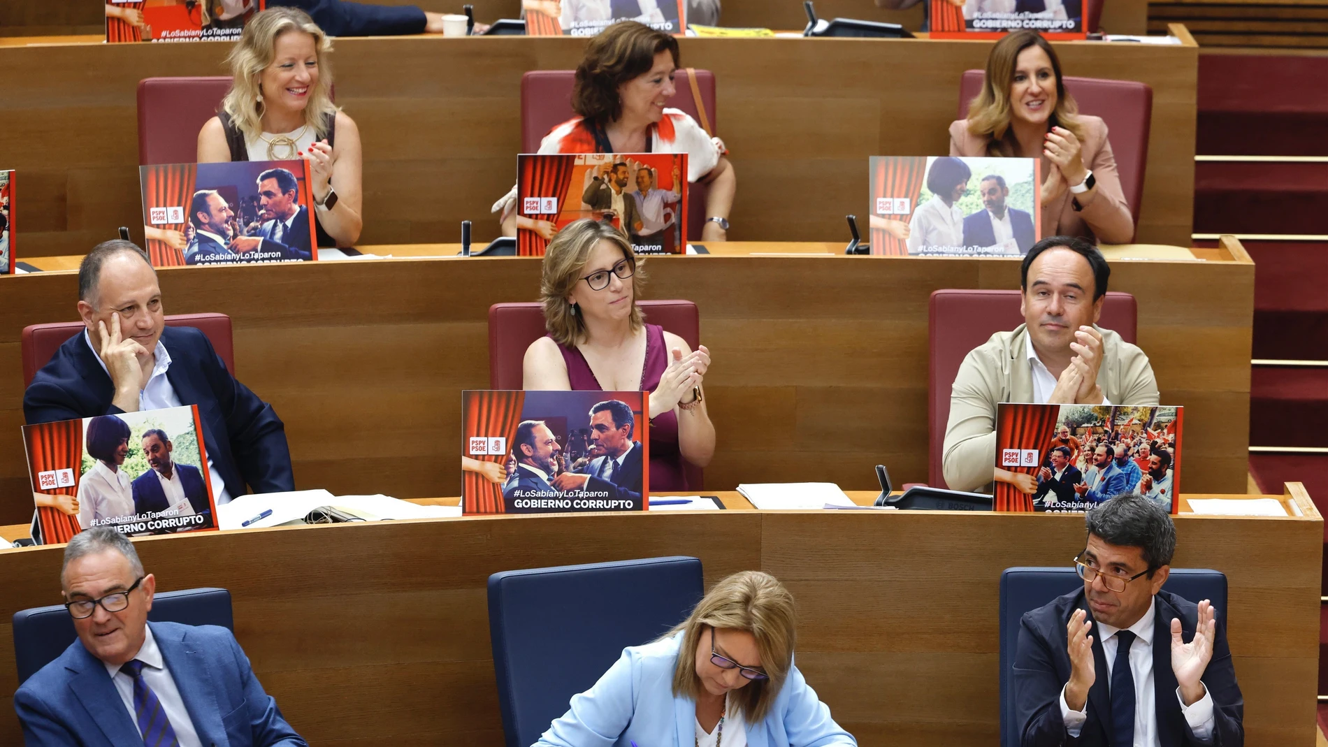 Diputados del PP exhiben carteles contra el Gobierno en Les Corts Rober Solsona - Europa Press 03/07/2025