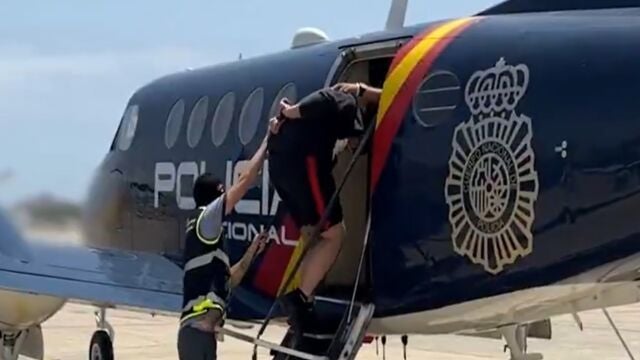 Uno de los dos detenidos en Las Palmas siendo trasladado a Madrid por la Policía Nacional
