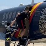 Uno de los dos detenidos en Las Palmas siendo trasladado a Madrid por la Policía Nacional