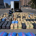 Ocho detenidos en Almería y Torremolinos por alijar 15 toneladas de hachís entre sandías