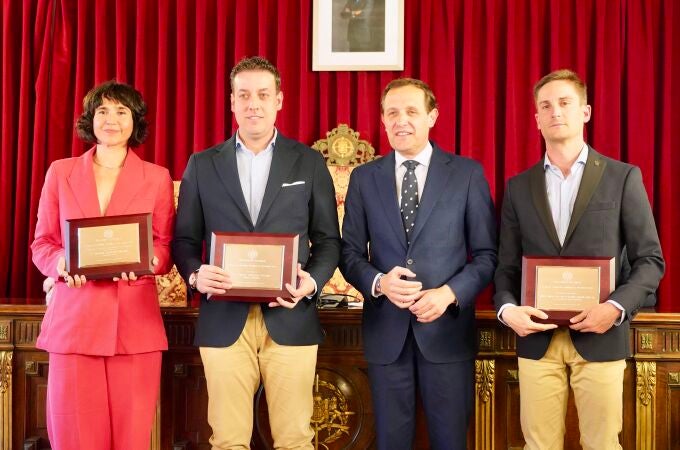 El presidente de la Diputación de Valladolid, Conrado Íscar, con los galardonados de la última edición