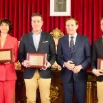 El presidente de la Diputación de Valladolid, Conrado Íscar, con los galardonados de la última edición