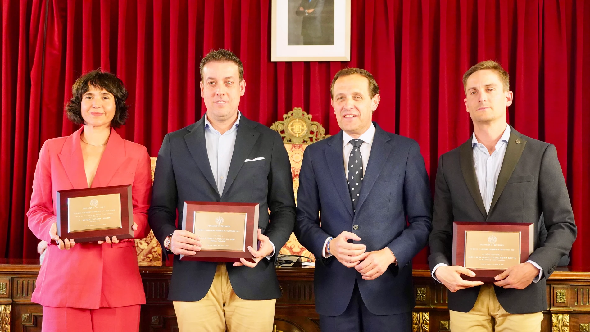 El presidente de la Diputación de Valladolid, Conrado Íscar, con los galardonados de la última edición