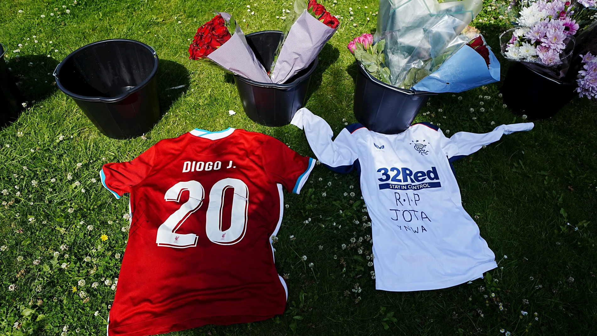 03 July 2025, United Kingdom, Liverpool: Tributes are placed outside Anfield Stadium, home of Liverpool FC, in memory of Portuguese footballer Diogo Jota, who has died at the age of 28. Photo: Peter Byrne/PA Wire/dpa 03/07/2025 ONLY FOR USE IN SPAIN