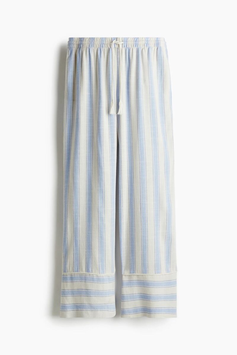 Pantalón de rayas.