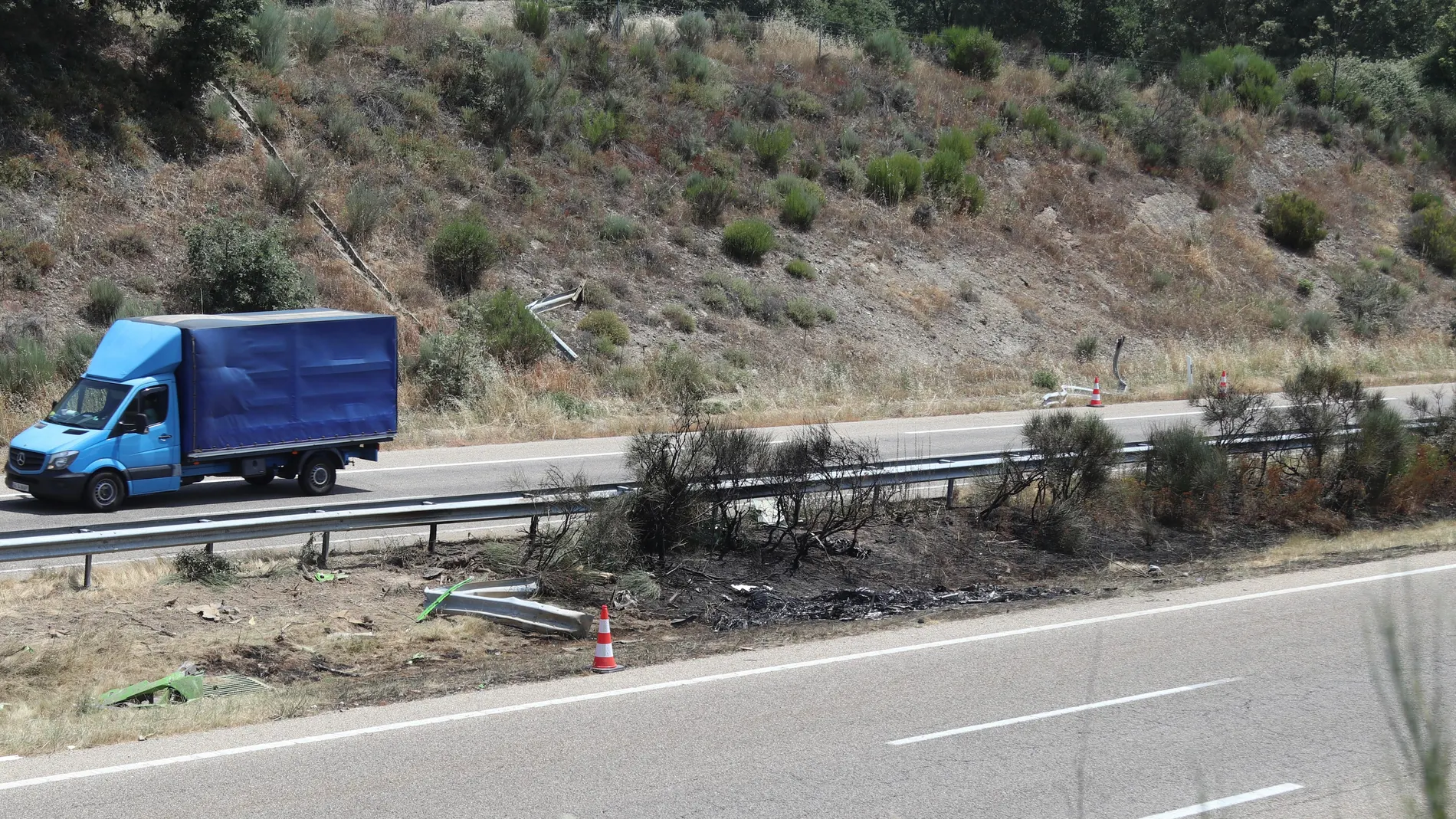 Lugar en el que se incendió el vehículo tras salirse de la vía en la A-52