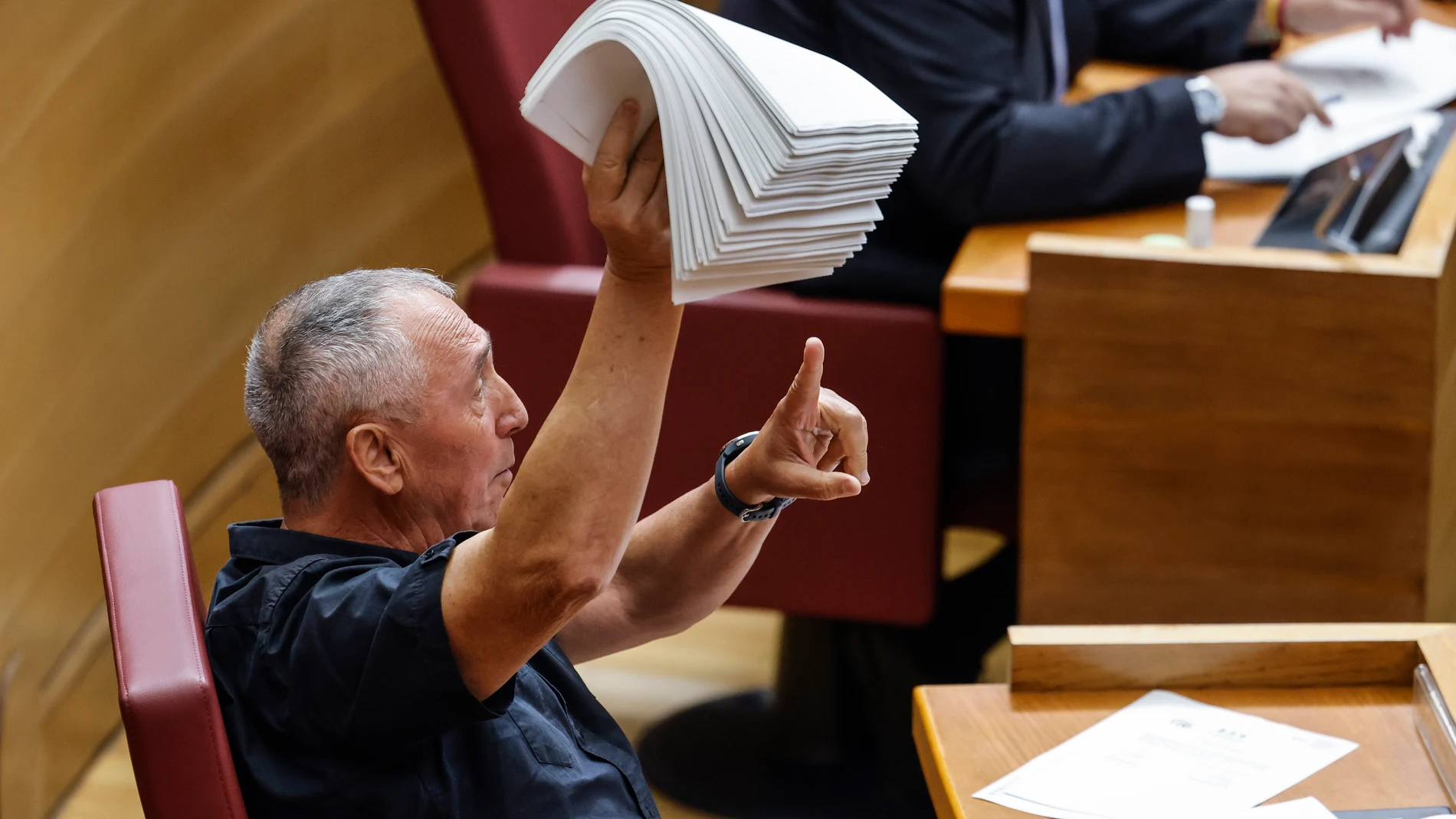 El síndic de Compromís, Joan Baldoví, durante una sesión de control en Les Corts Valencianes, a 3 de julio de 2025, en Valencia, Comunidad Valenciana (España). Esta última sesión de control, protagonizada por Mazón, se centra en la gestión de la dana que causó graves inundaciones y numerosas víctimas, con la oposición exigiendo explicaciones y dimisiones. Además, se convalidarán decretos para la reconstrucción de centros educativos, la regulación de locales de juego y la gratuidad del transpo...