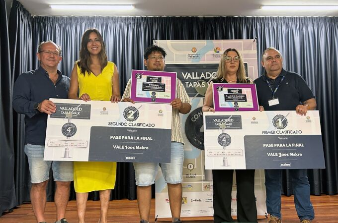 La concejala Blanca Jiménez junto a los ganadores del concurso