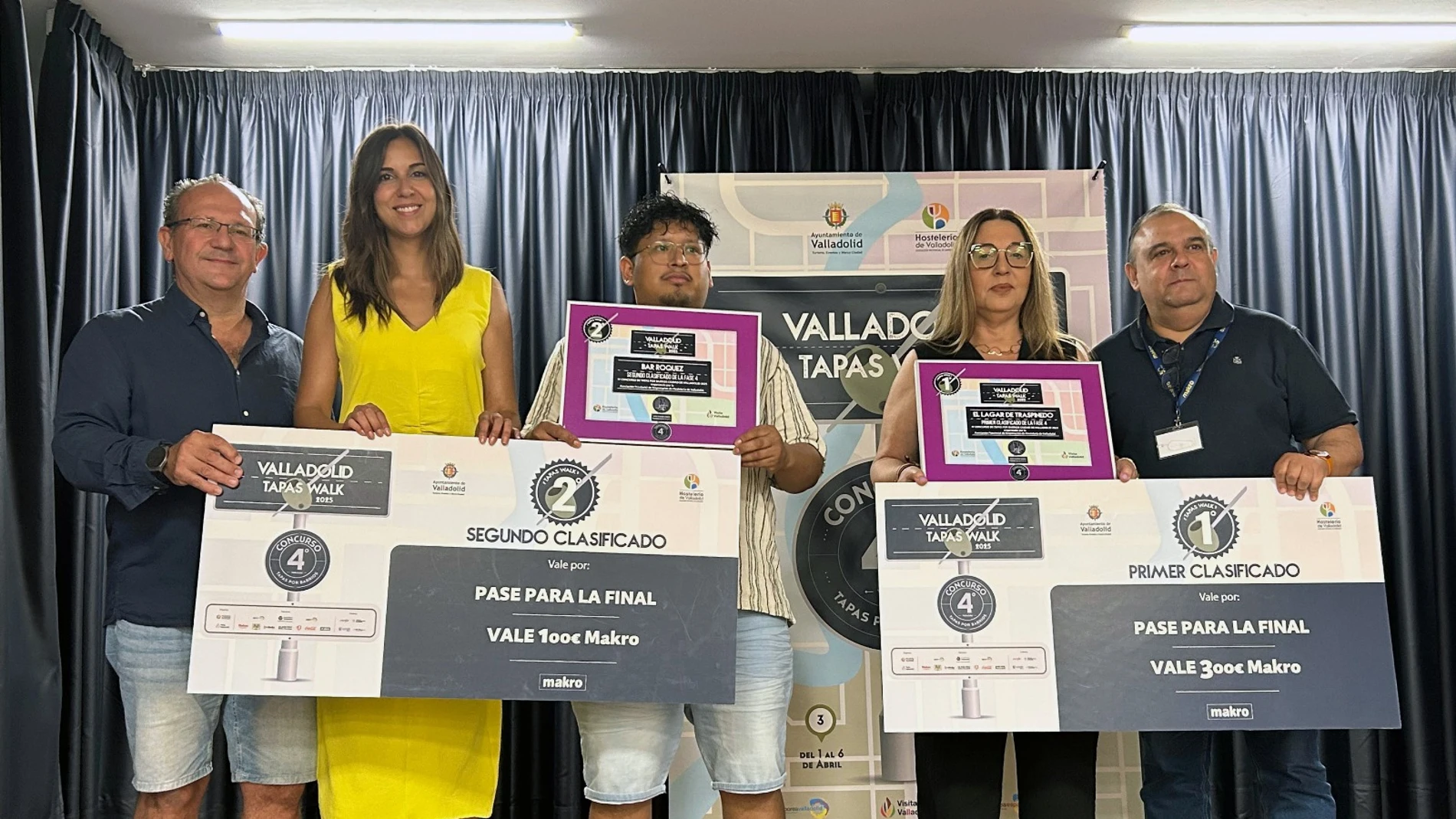 La concejala Blanca Jiménez junto a los ganadores del concurso
