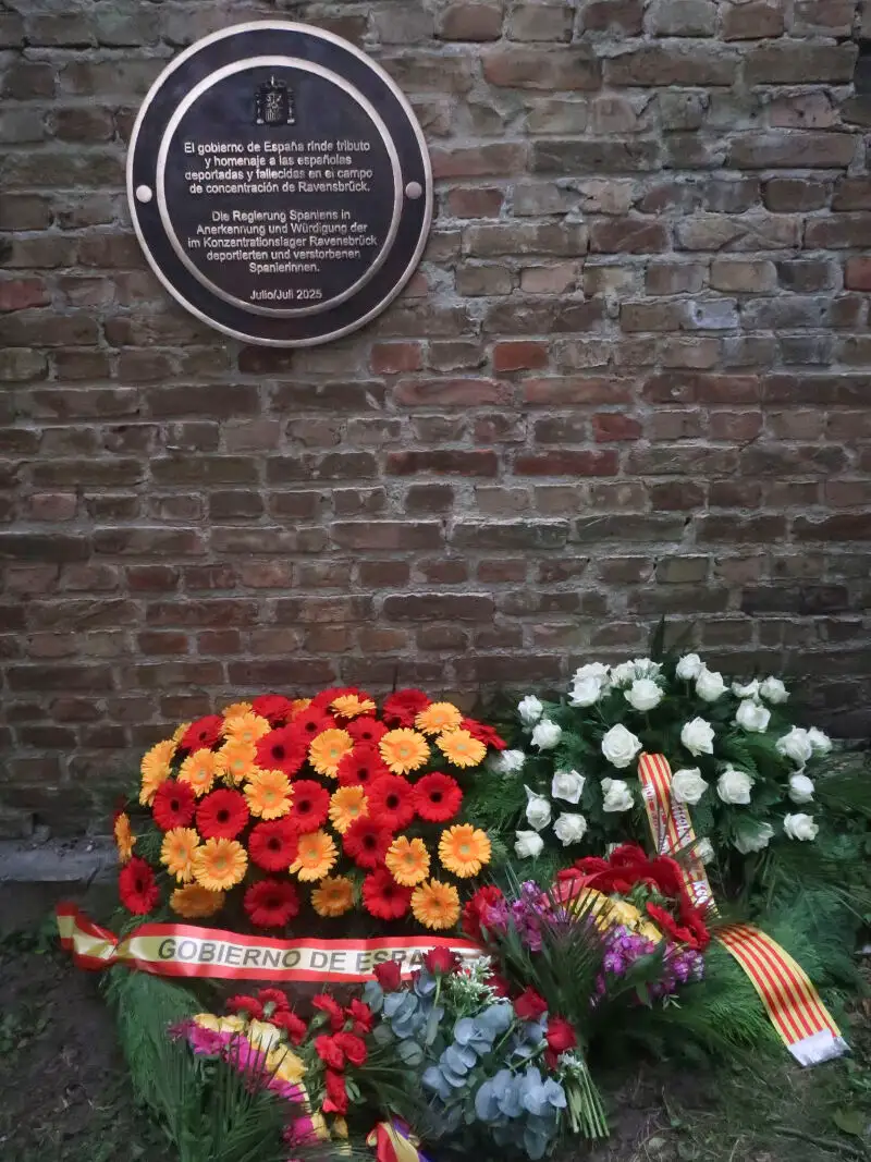 La placa conmemorativa descubierta en el campo de concentración de Ravensbrück