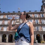 Turistas en el centro de Madrid un día de calor. David Jar