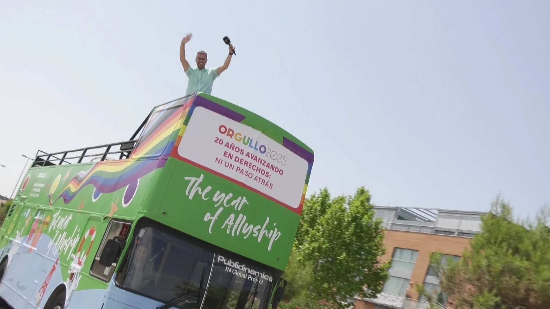 Autobús decorado con texto del Orgullo LGTBI+, en Madrid. REMITIDA / HANDOUT por RADIO TELEVISIÓN MADRID Fotografía remitida a medios de comunicación exclusivamente para ilustrar la noticia a la que hace referencia la imagen, y citando la procedencia de la imagen en la firma 03/07/2025