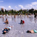 Familias, refrescándose en el parque Santander de Madrid durante la ola de calor @ Gonzalo Pérez 