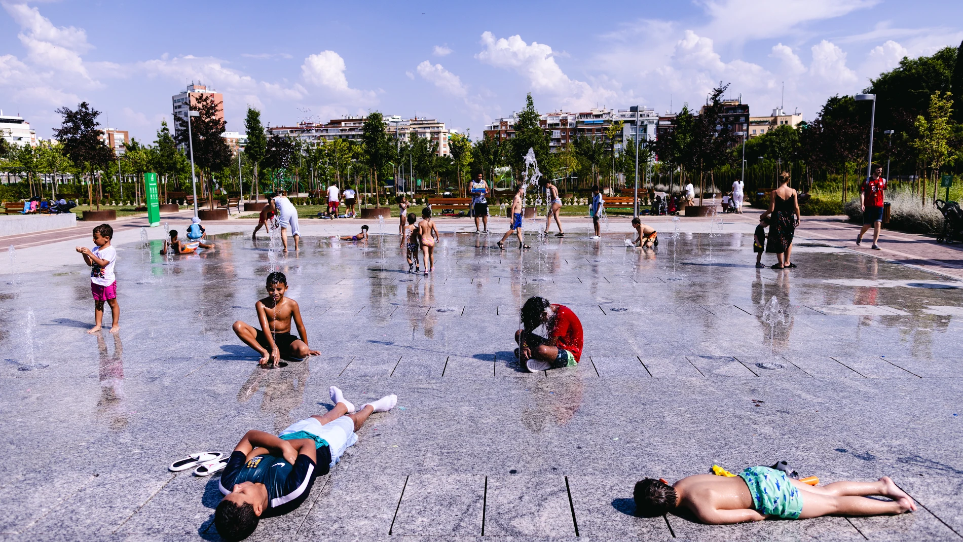 Familias, refrescándose en el parque Santander de Madrid durante la ola de calor @ Gonzalo Pérez