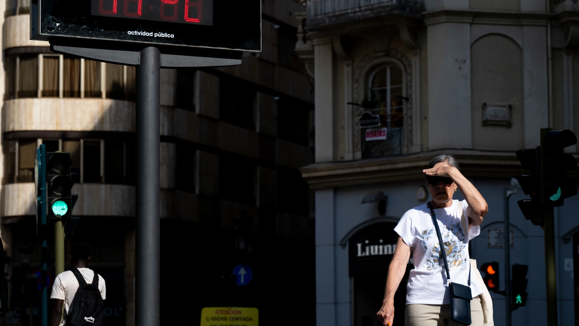 FOTODELDIA CASTELLÓN DE LA PLANA, 03/07/2025.- Una mujer pasa frente a un termómetro que marca 41º, este jueves en Castellón de la Plana. Un hombre de 52 años con patologías previas y una mujer de 53, que estaba practicado una actividad de ocio al aire libre, han fallecido por golpes de calor en las provincias de Castellón y Alicante, respectivamente, según ha informado la Consellería de Sanidad. EFE/ Andreu Esteban