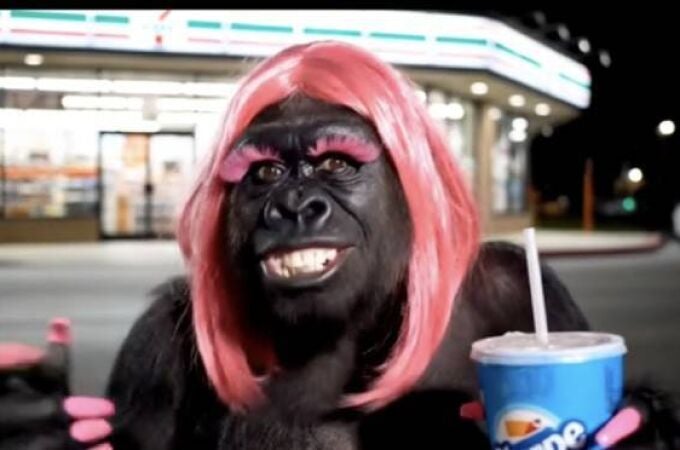 Videos racistas creados con Veo 3, la IA para creación de vídeos de Google, se hacen virales en TikTok.