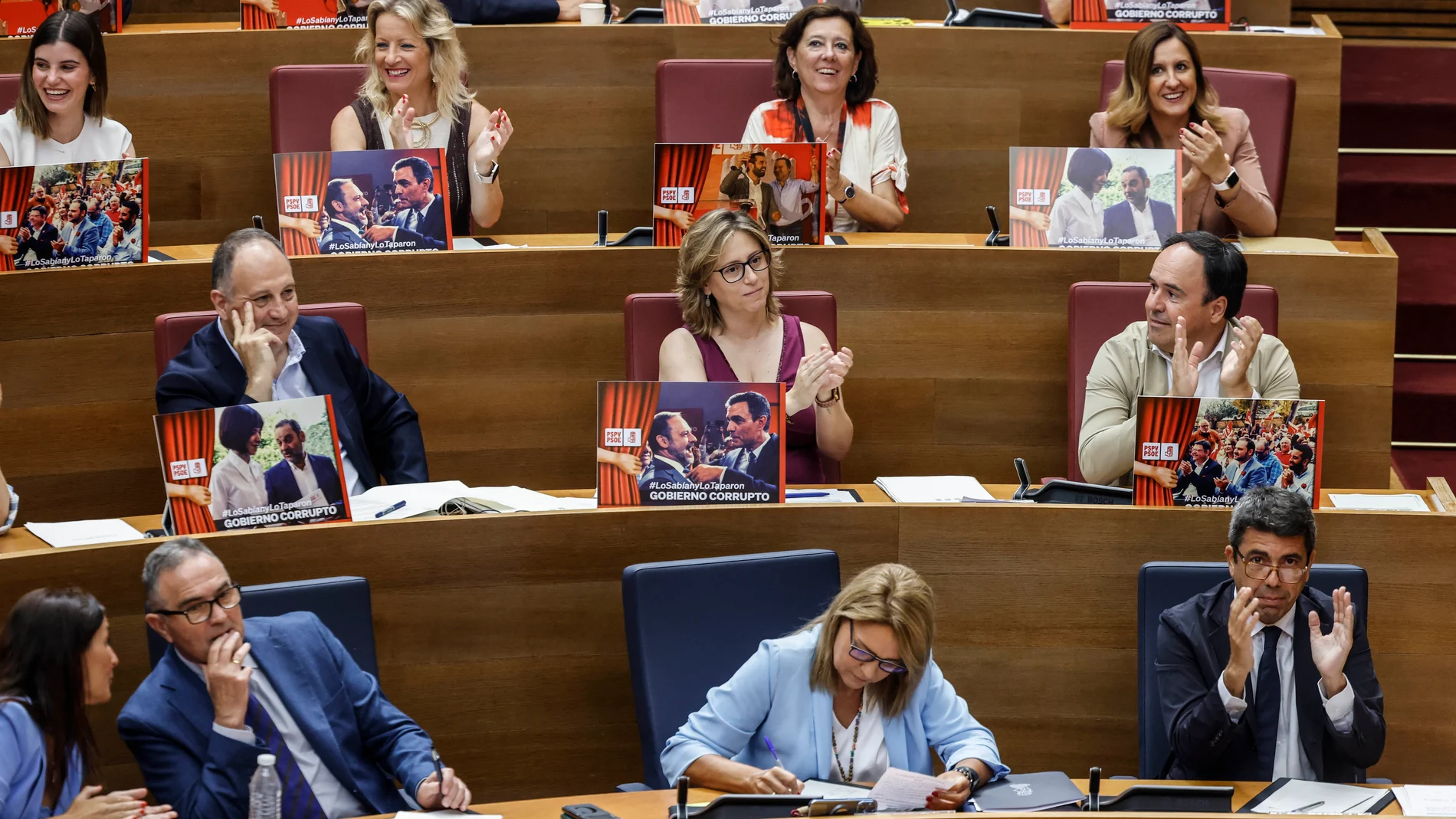 Diputados de las Cortes Valencianas con carteles en contra del Gobierno central durante una sesión de control en Les Corts Valencianes, a 3 de julio de 2025, en Valencia, Comunidad Valenciana (España). Esta última sesión de control, protagonizada por Mazón, se centra en la gestión de la dana que causó graves inundaciones y numerosas víctimas, con la oposición exigiendo explicaciones y dimisiones. Además, se convalidarán decretos para la reconstrucción de centros educativos, la regulación de l...