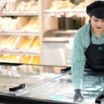 Trabajadora en un supermercado Mercadona