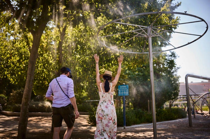 Turistas en plena ola de calor en la ciudad de Madrid