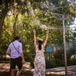 Turistas en plena ola de calor en la ciudad de Madrid