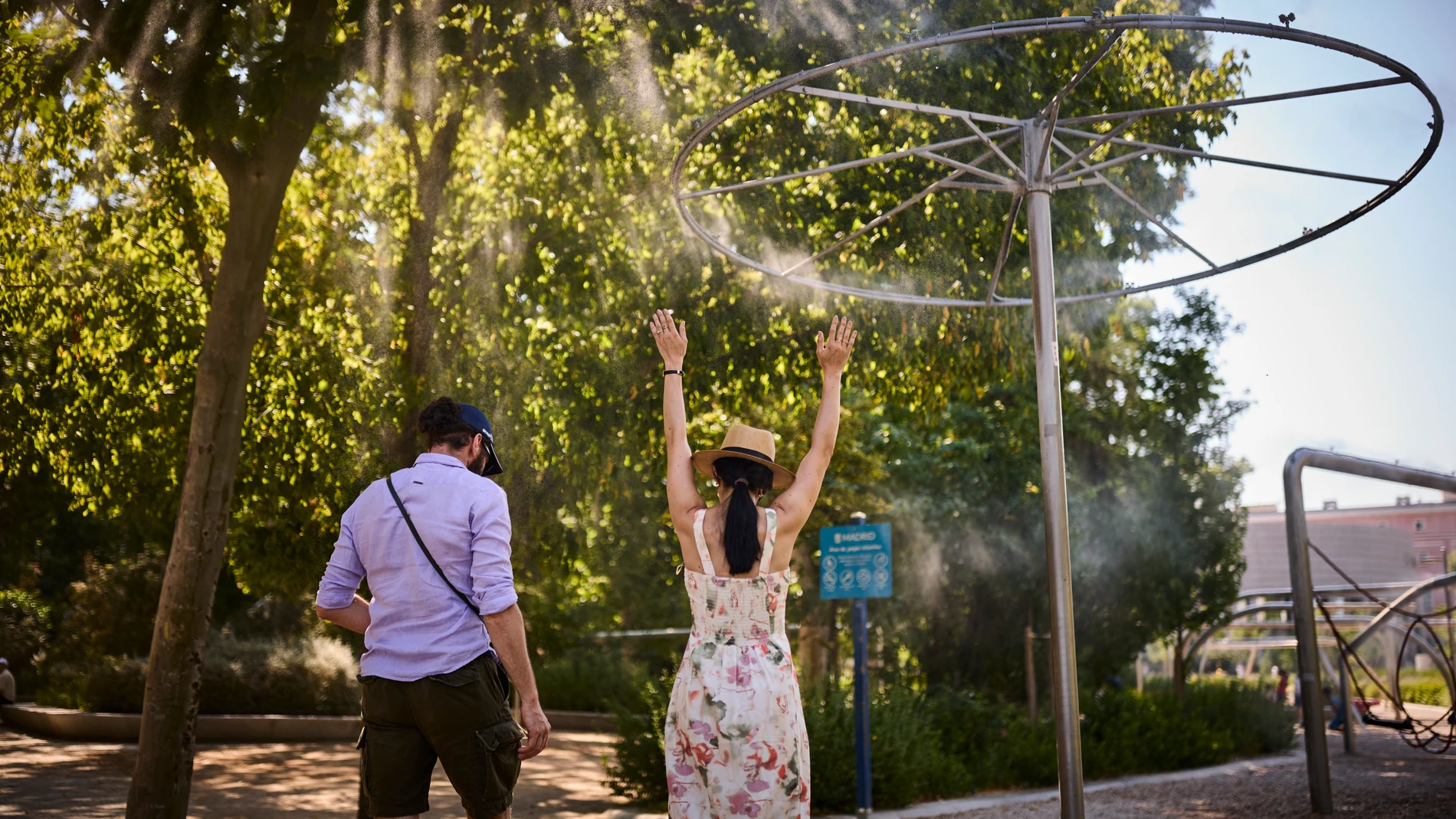 Turistas en plena ola de calor a principios de Julio en la ciudad de Madrid. Los turistas intentan resguardarse de las altas temperaturas que estos días hace en la capital.© Alberto R. Roldán / Diario La Razón.03 07 2025